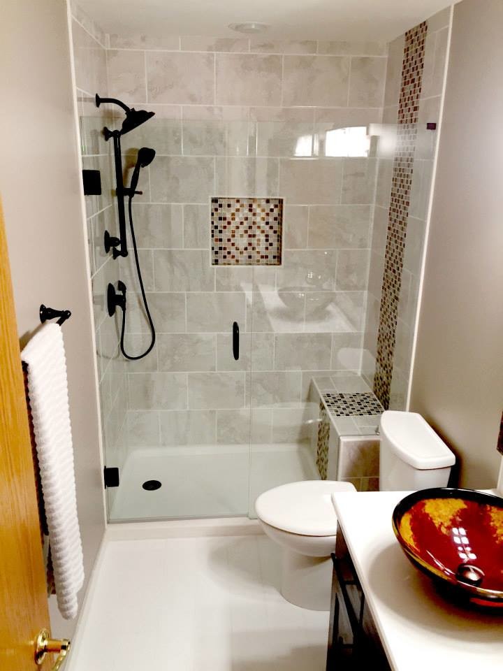 Cette image montre une petite salle d'eau design en bois foncé avec une vasque, un plan de toilette en quartz modifié, une douche ouverte, un carrelage blanc, des carreaux de céramique, un mur gris et un sol en carrelage de porcelaine.