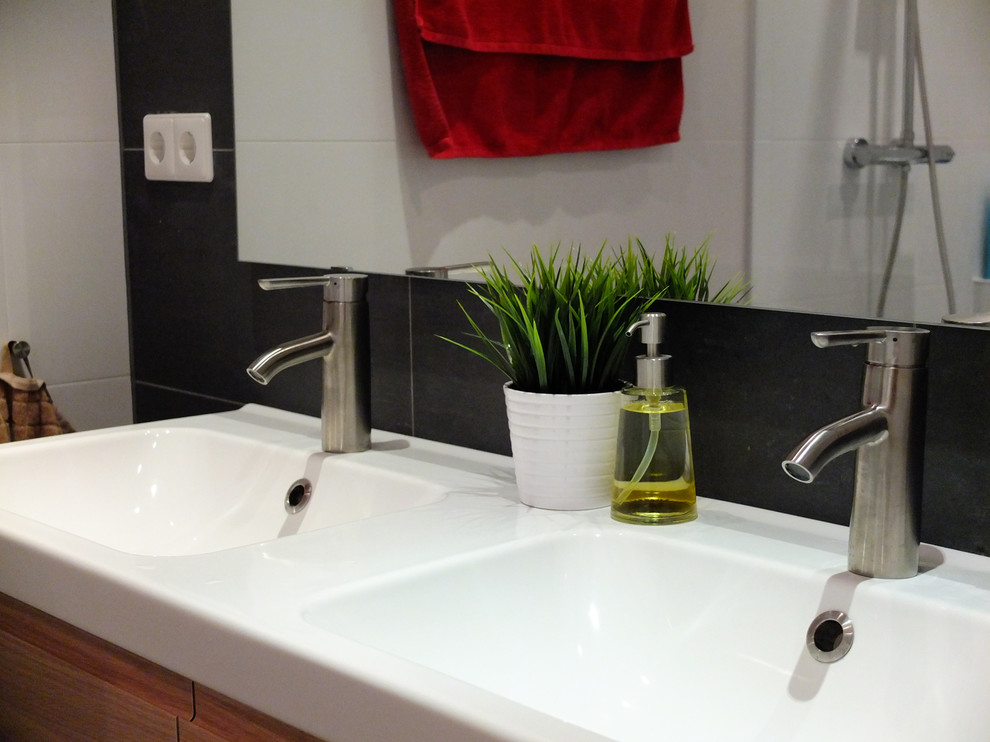 Bathroom - small contemporary bathroom idea in Amsterdam