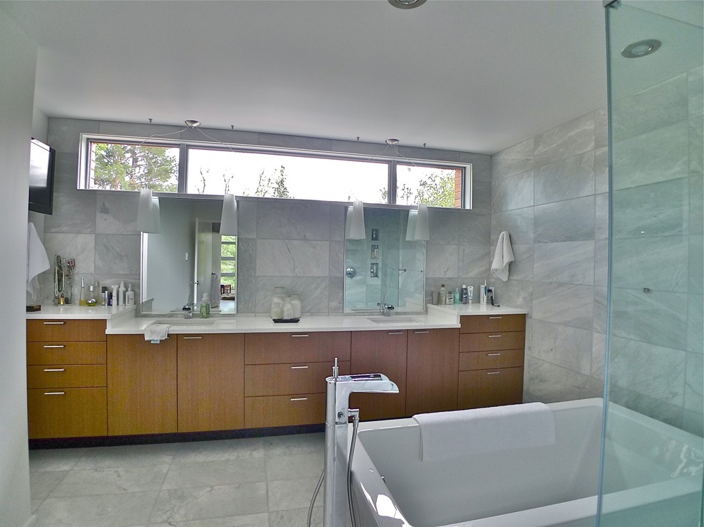 Example of a bathroom design in Edmonton