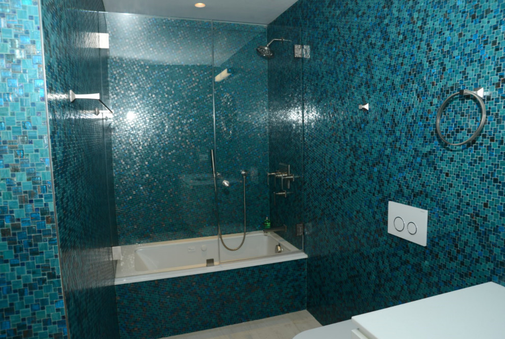 Стильный дизайн: большая ванная комната в современном стиле с плоскими фасадами, белыми фасадами, ванной в нише, душем над ванной, раздельным унитазом, черной плиткой, синей плиткой, плиткой мозаикой, разноцветными стенами, душевой кабиной, врезной раковиной и столешницей из искусственного кварца - последний тренд