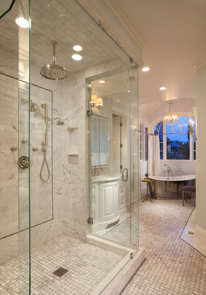 Bild på ett mycket stort vintage en-suite badrum, med luckor med upphöjd panel, vita skåp, ett fristående badkar, grå kakel, marmorkakel, vita väggar, marmorgolv, ett undermonterad handfat, marmorbänkskiva, grått golv och dusch med gångjärnsdörr