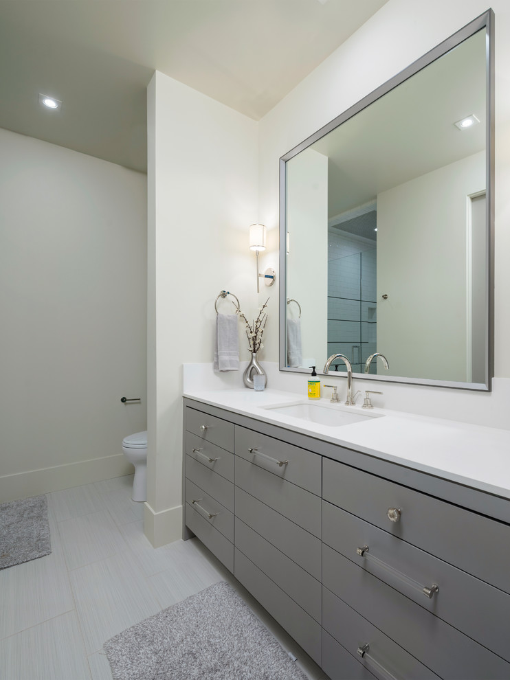 Пример оригинального дизайна: большая ванная комната в современном стиле с плоскими фасадами, белыми фасадами, накладной ванной, душем в нише, белой плиткой, керамической плиткой, белыми стенами, полом из керамической плитки, врезной раковиной и мраморной столешницей