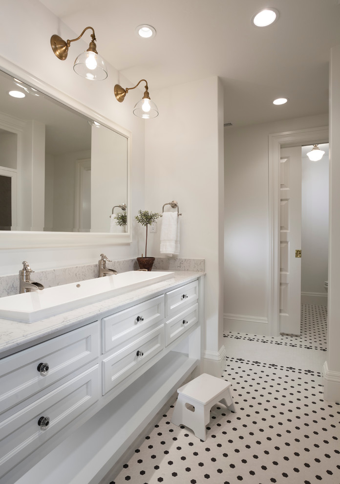 Diseño de cuarto de baño tradicional con encimera de mármol y lavabo de seno grande