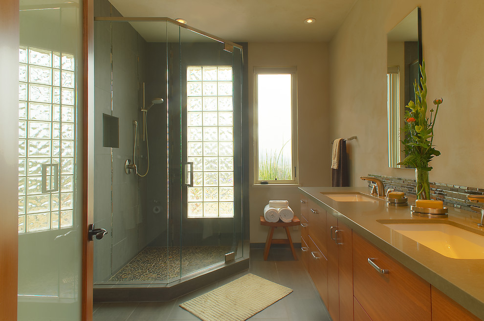 Свежая идея для дизайна: ванная комната среднего размера в классическом стиле с плоскими фасадами, фасадами цвета дерева среднего тона, угловым душем, бежевыми стенами и душевой кабиной - отличное фото интерьера