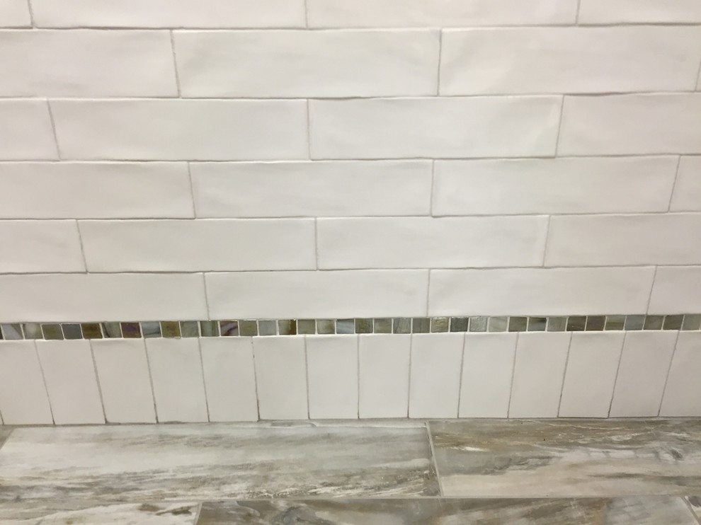 Mittelgroßes Klassisches Duschbad mit Löwenfuß-Badewanne, offener Dusche, Stäbchenfliesen, grauer Wandfarbe, Keramikboden und Quarzit-Waschtisch in Philadelphia