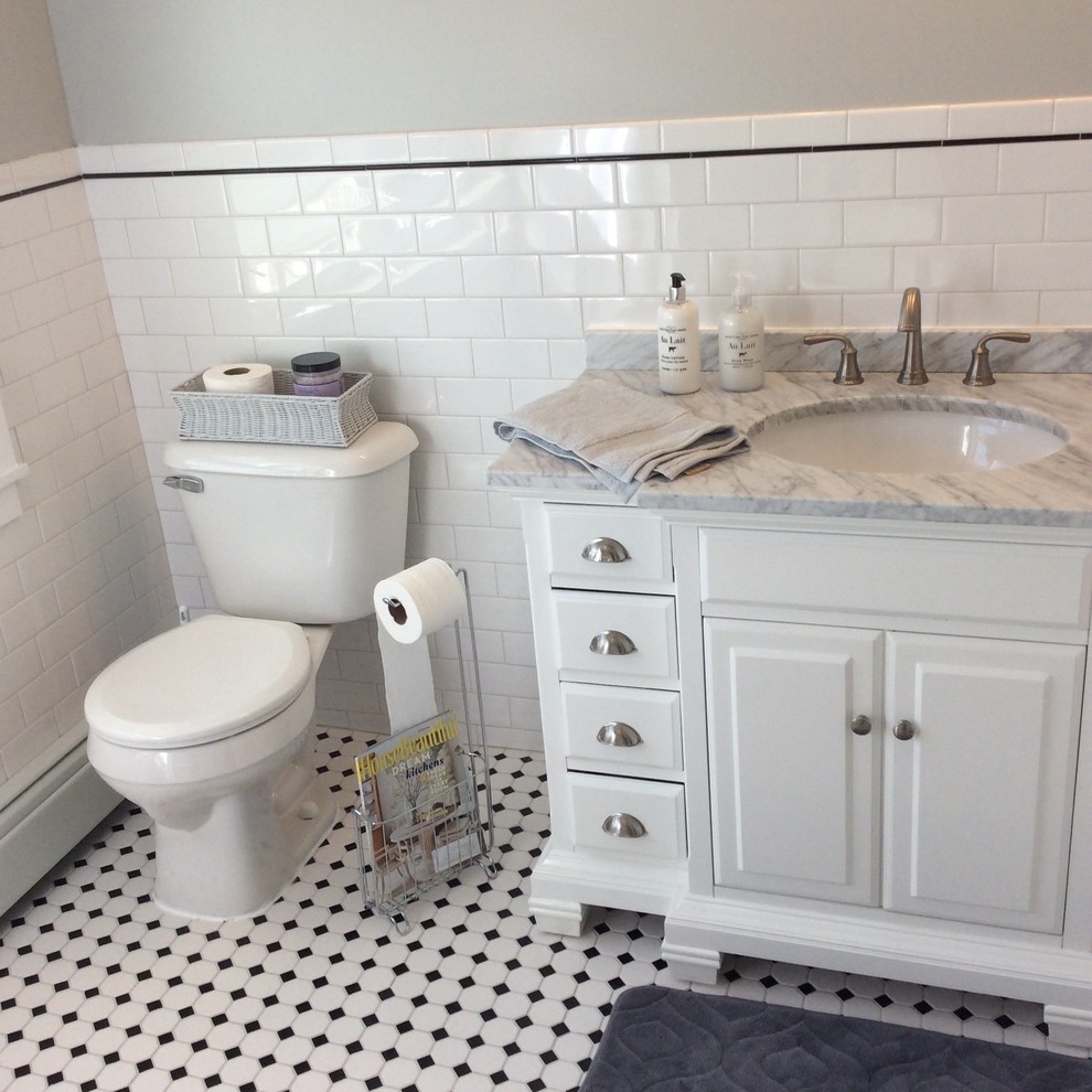 Пример оригинального дизайна: ванная комната среднего размера в классическом стиле с серыми стенами, полом из керамической плитки, душевой кабиной, фасадами с выступающей филенкой, белыми фасадами, раздельным унитазом, керамической плиткой, врезной раковиной, мраморной столешницей и ванной на ножках