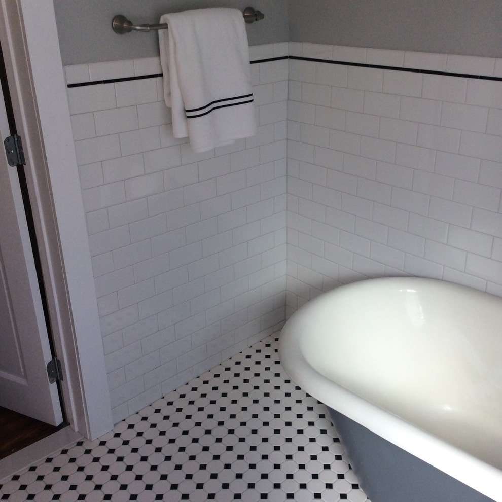 Diseño de cuarto de baño tradicional de tamaño medio con bañera con patas, ducha abierta, azulejos en listel, paredes grises, suelo de baldosas de cerámica, aseo y ducha y encimera de cuarcita