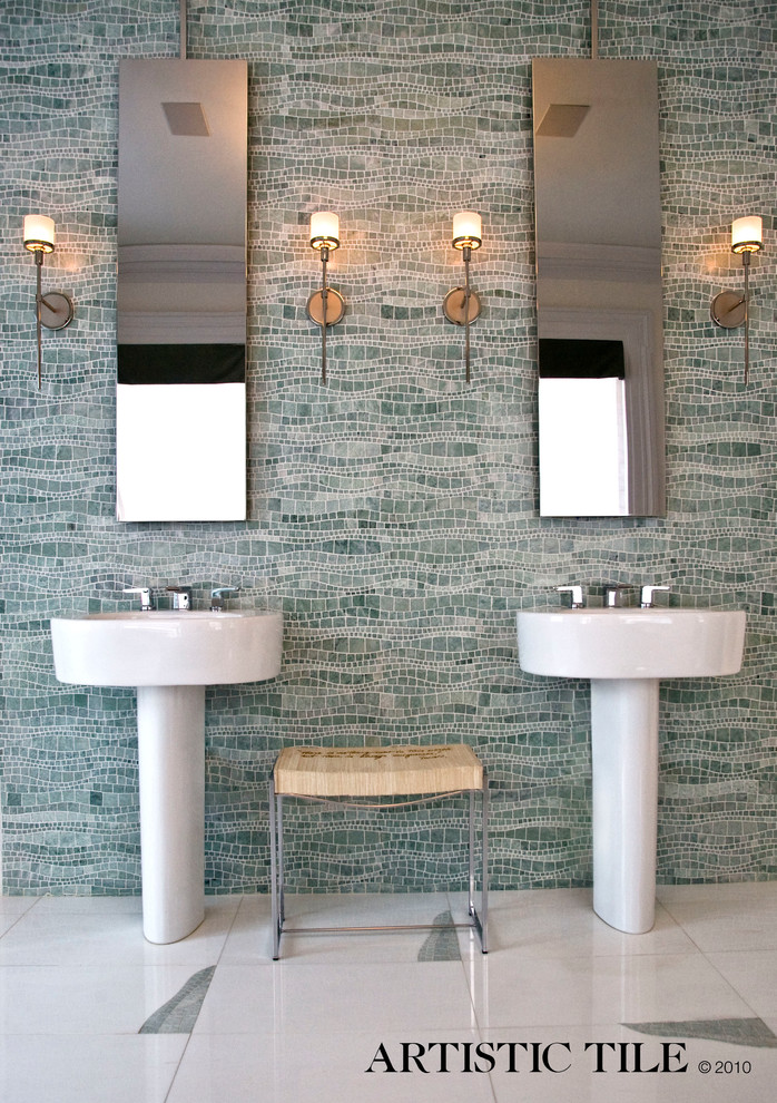 Idées déco pour une salle de bain principale contemporaine de taille moyenne avec un carrelage gris, un carrelage bleu, un carrelage en pâte de verre, un sol en carrelage de céramique, un mur beige, un lavabo de ferme et un sol blanc.