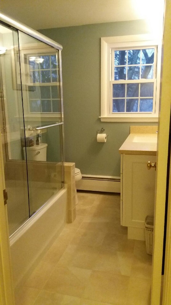 Пример оригинального дизайна: маленькая ванная комната в стиле модернизм с душем над ванной, белой плиткой, керамогранитной плиткой, полом из керамогранита и столешницей из известняка для на участке и в саду
