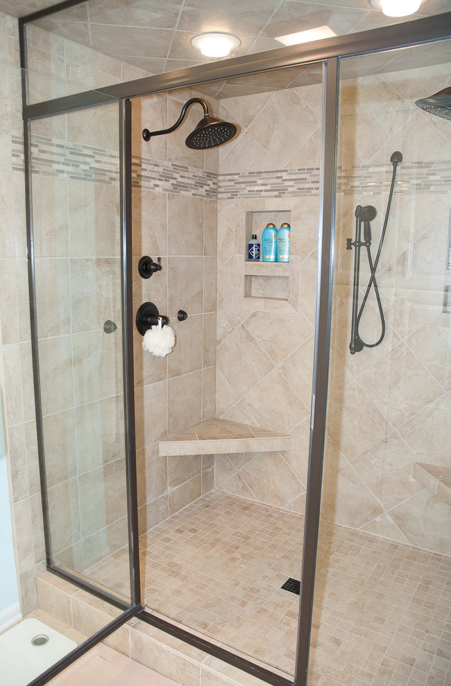 Foto de cuarto de baño clásico con baldosas y/o azulejos beige y baldosas y/o azulejos de porcelana