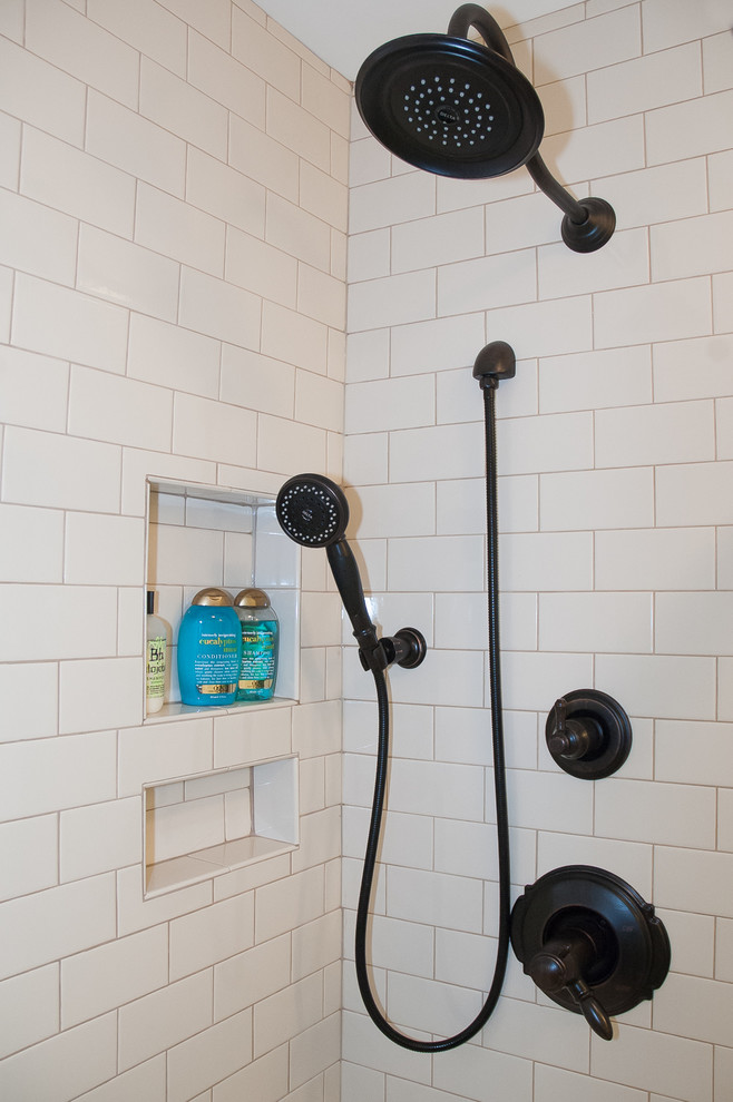 Foto de cuarto de baño tradicional con baldosas y/o azulejos beige y baldosas y/o azulejos de porcelana