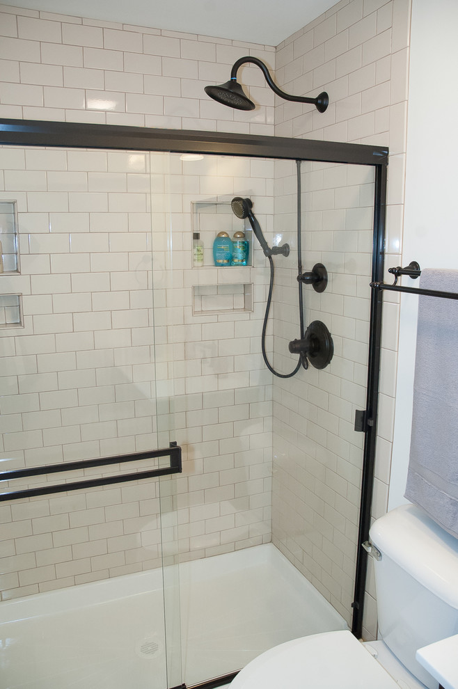 Ejemplo de cuarto de baño clásico con baldosas y/o azulejos beige y baldosas y/o azulejos de porcelana