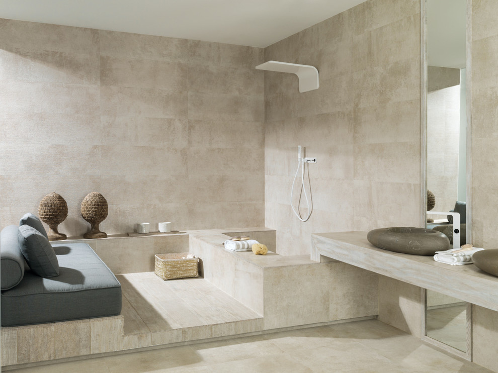 Modernes Badezimmer mit freistehender Badewanne, schwarz-weißen Fliesen, braunen Fliesen, weißen Fliesen und Waschtischkonsole in Hobart