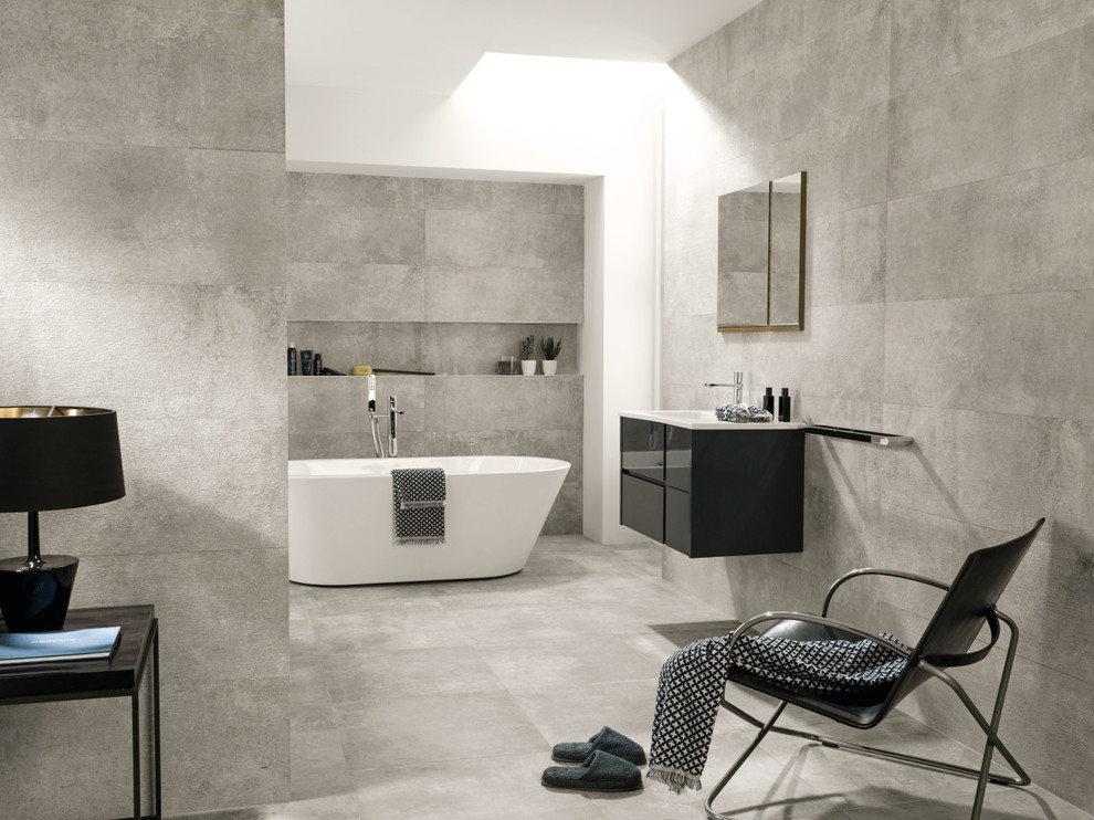 Ispirazione per una stanza da bagno contemporanea con vasca freestanding, pistrelle in bianco e nero, piastrelle marroni, piastrelle bianche e lavabo a consolle