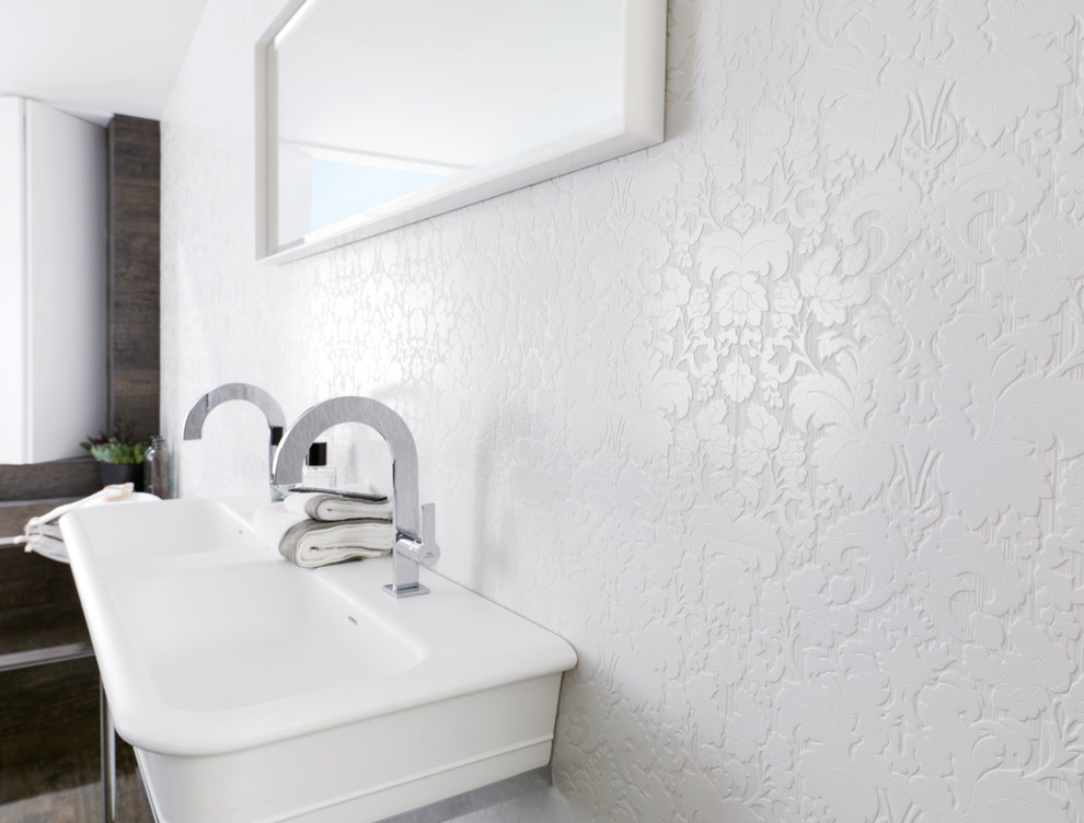 Esempio di una stanza da bagno design con vasca freestanding, pistrelle in bianco e nero, piastrelle marroni, piastrelle bianche e lavabo a consolle