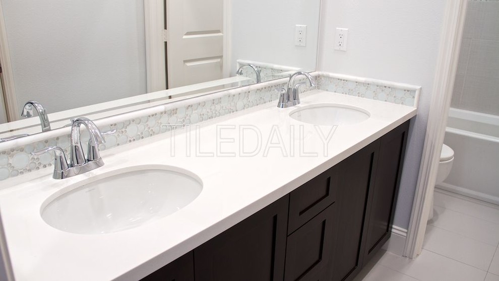 Foto di una piccola stanza da bagno contemporanea con piastrelle bianche, piastrelle in gres porcellanato, pavimento con piastrelle a mosaico, pavimento bianco e doccia con tenda