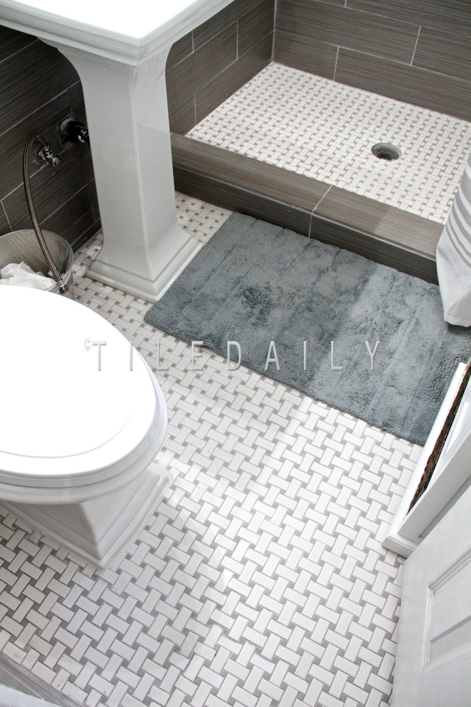 Foto di una stanza da bagno rustica con piastrelle bianche, piastrelle in gres porcellanato, pavimento con piastrelle a mosaico, pavimento bianco e doccia con tenda