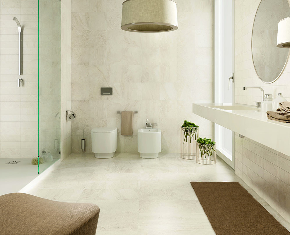 Foto di una stanza da bagno padronale minimalista con doccia alcova, bidè, pareti beige, pavimento in gres porcellanato, lavabo integrato, top in superficie solida, pavimento beige e porta doccia a battente