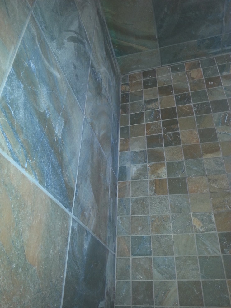 Modelo de cuarto de baño tradicional de tamaño medio con encimera de azulejos, ducha empotrada, baldosas y/o azulejos azules, baldosas y/o azulejos de piedra, paredes beige y suelo de baldosas de porcelana