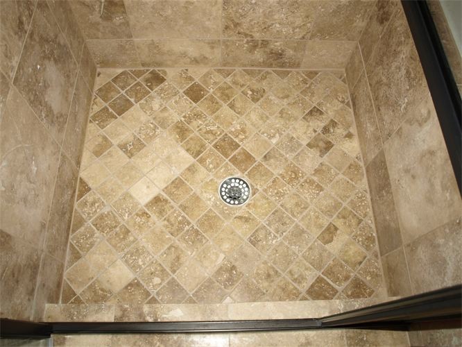 Imagen de cuarto de baño clásico de tamaño medio con encimera de azulejos, ducha empotrada, baldosas y/o azulejos beige, baldosas y/o azulejos de piedra, paredes beige y suelo de baldosas de porcelana