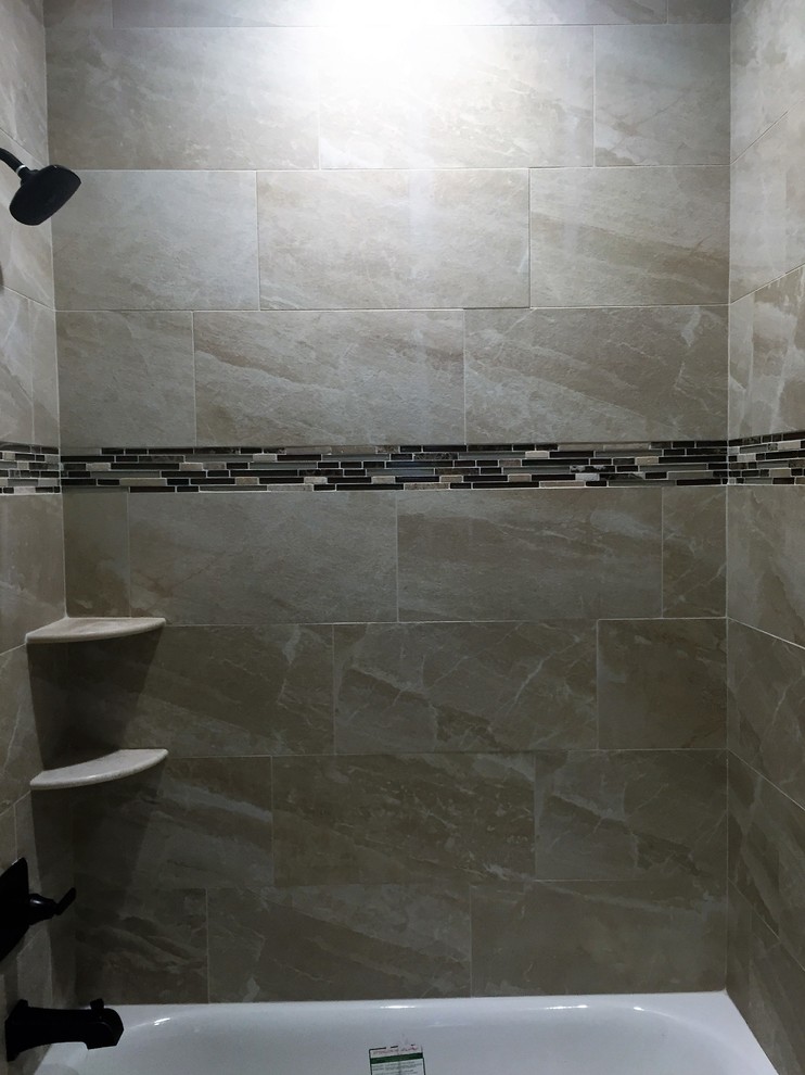 Imagen de cuarto de baño contemporáneo pequeño con bañera empotrada, combinación de ducha y bañera, baldosas y/o azulejos de cerámica, paredes beige, aseo y ducha y ducha con cortina