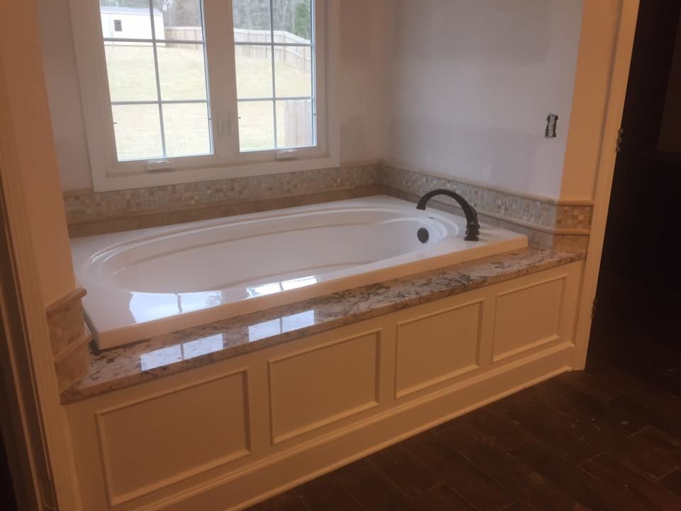 Idéer för att renovera ett mellanstort vintage en-suite badrum, med ett badkar i en alkov, beige kakel, grå kakel, mosaik, beige väggar, mörkt trägolv, luckor med profilerade fronter, vita skåp, granitbänkskiva och brunt golv