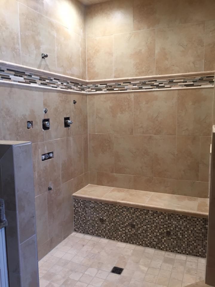 Inspiration för små moderna badrum med dusch, med en öppen dusch, beige kakel, keramikplattor, beige väggar, kalkstensgolv, beiget golv och med dusch som är öppen