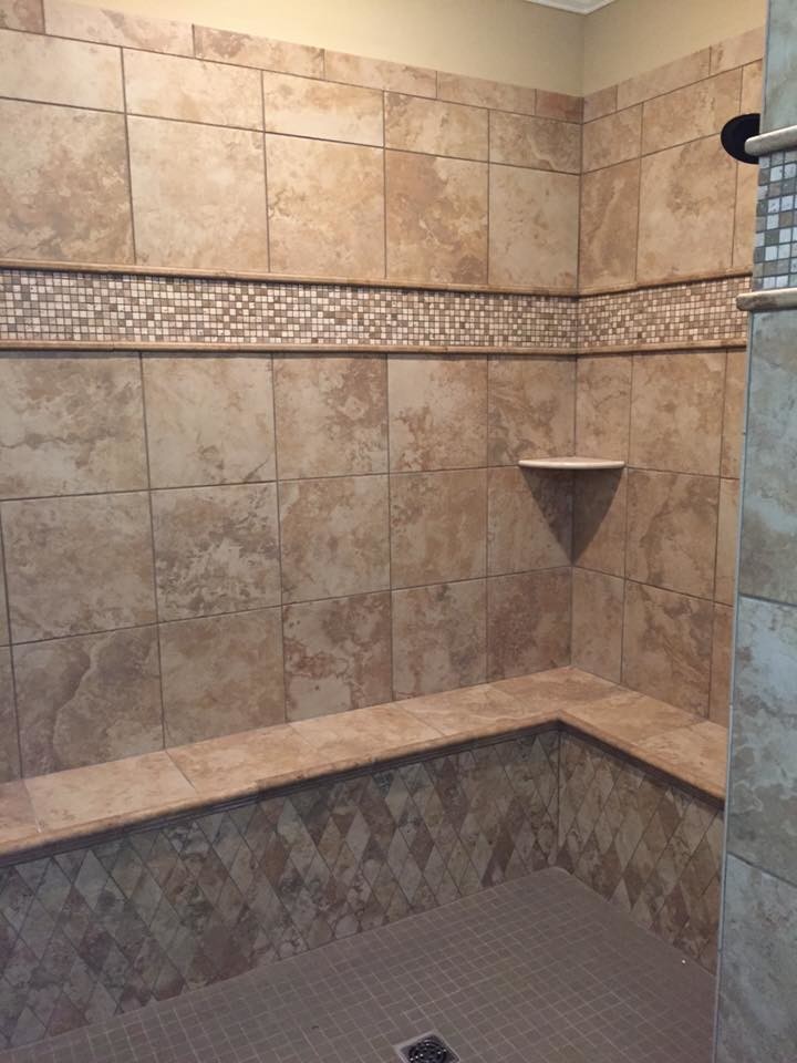 Inspiration för ett litet funkis badrum med dusch, med beige väggar, en öppen dusch, beige kakel, keramikplattor, kalkstensgolv, beiget golv och med dusch som är öppen