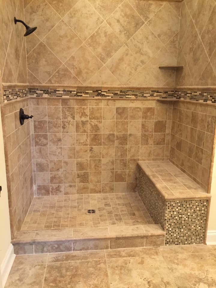 Foto på ett litet funkis badrum med dusch, med beige väggar, en öppen dusch, beige kakel, keramikplattor, kalkstensgolv, beiget golv och med dusch som är öppen