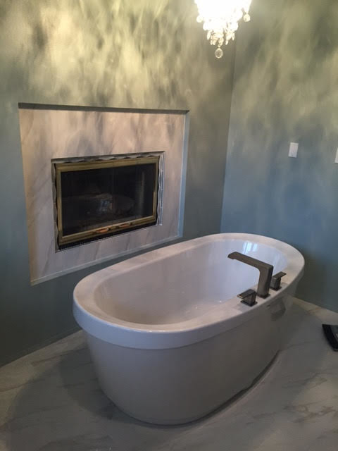Foto di una grande stanza da bagno padronale minimal con vasca freestanding, piastrelle grigie, piastrelle di marmo, pareti grigie, pavimento in marmo e pavimento grigio