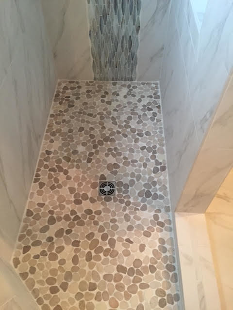 Idee per una stanza da bagno padronale classica con vasca freestanding, doccia alcova, piastrelle grigie, piastrelle di marmo, pareti grigie, pavimento con piastrelle di ciottoli, pavimento marrone e doccia aperta