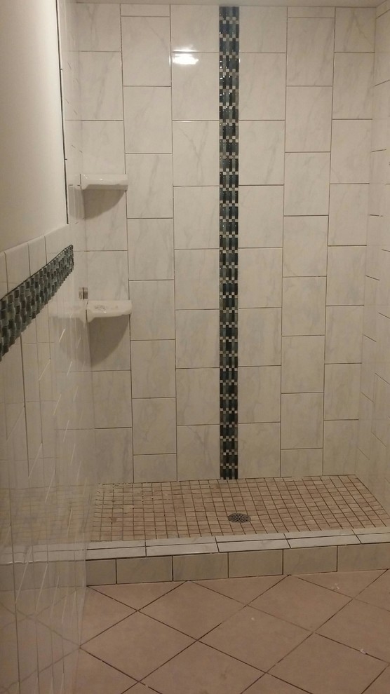 Inspiration för ett mellanstort funkis badrum med dusch, med en öppen dusch, beige kakel, porslinskakel och klinkergolv i keramik