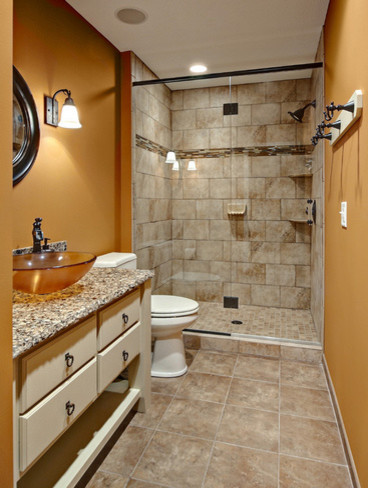 Свежая идея для дизайна: узкая и длинная ванная комната в стиле кантри - отличное фото интерьера