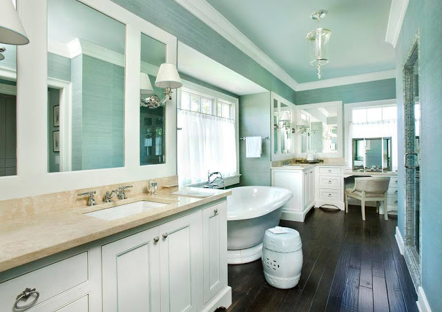 Inspiration för ett stort funkis en-suite badrum, med luckor med infälld panel, vita skåp, ett fristående badkar, en dusch i en alkov, gröna väggar, mörkt trägolv, ett undermonterad handfat, bänkskiva i kalksten, brunt golv och dusch med gångjärnsdörr