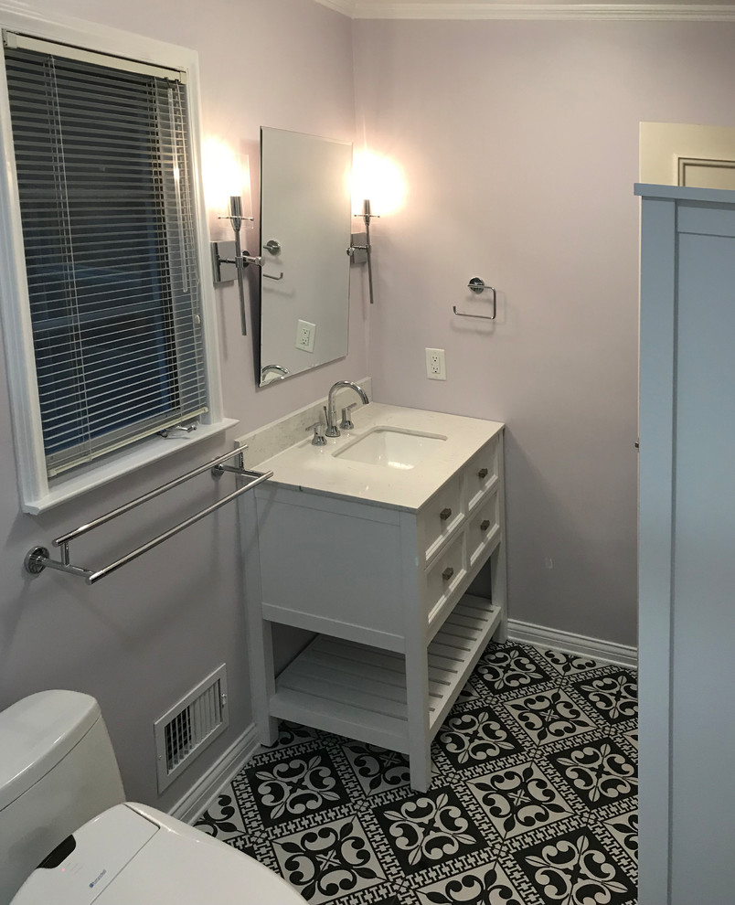 Exemple d'une petite salle de bain principale moderne avec une baignoire posée, un combiné douche/baignoire, un bidet, un carrelage noir et blanc, des carreaux de porcelaine, un mur blanc, un sol en carrelage de porcelaine, un lavabo suspendu, un sol noir et une cabine de douche avec un rideau.