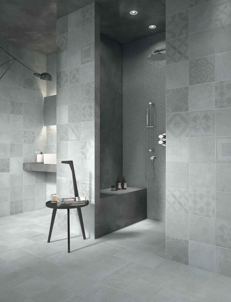 Пример оригинального дизайна: ванная комната в классическом стиле с серыми стенами и серым полом