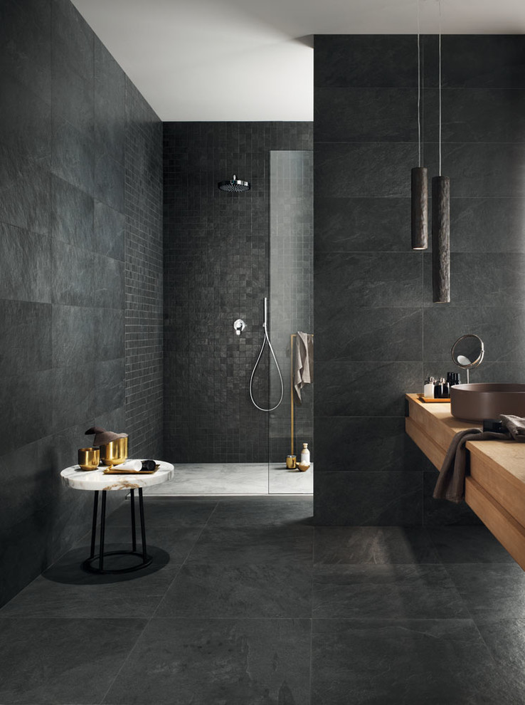 Foto di una stanza da bagno rustica con pareti grigie e pavimento grigio