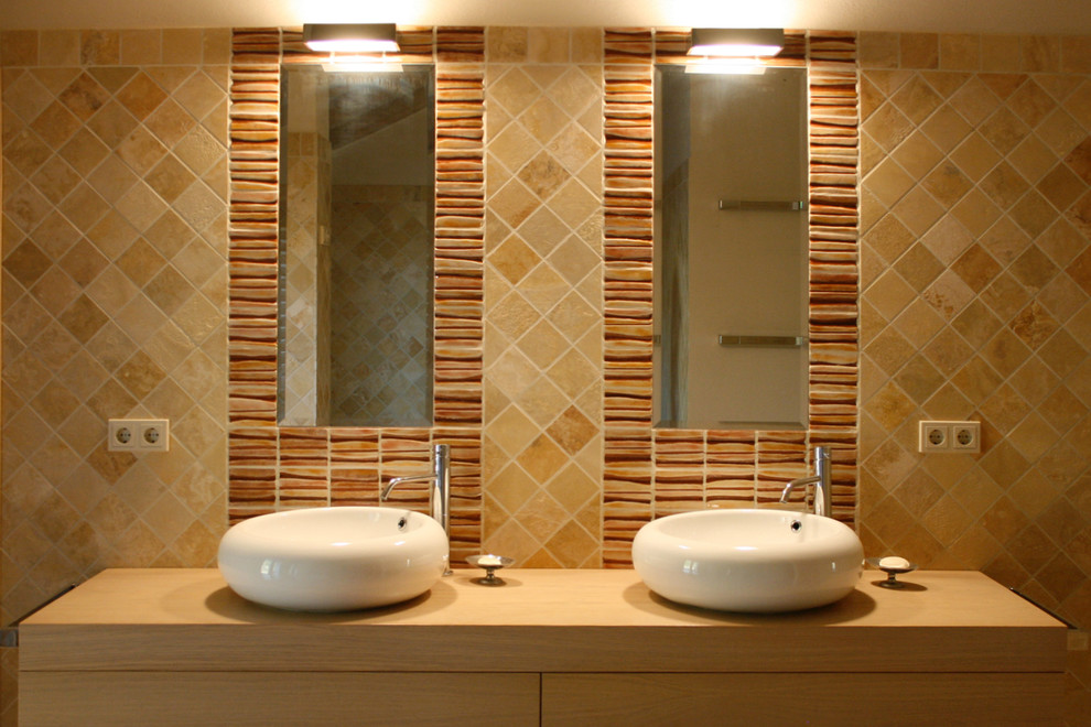Foto de cuarto de baño moderno con baldosas y/o azulejos de cerámica