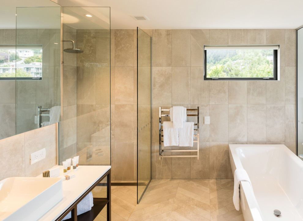 Modernes Badezimmer mit grauen Fliesen, Keramikfliesen, grauer Wandfarbe, Keramikboden und grauem Boden in Christchurch
