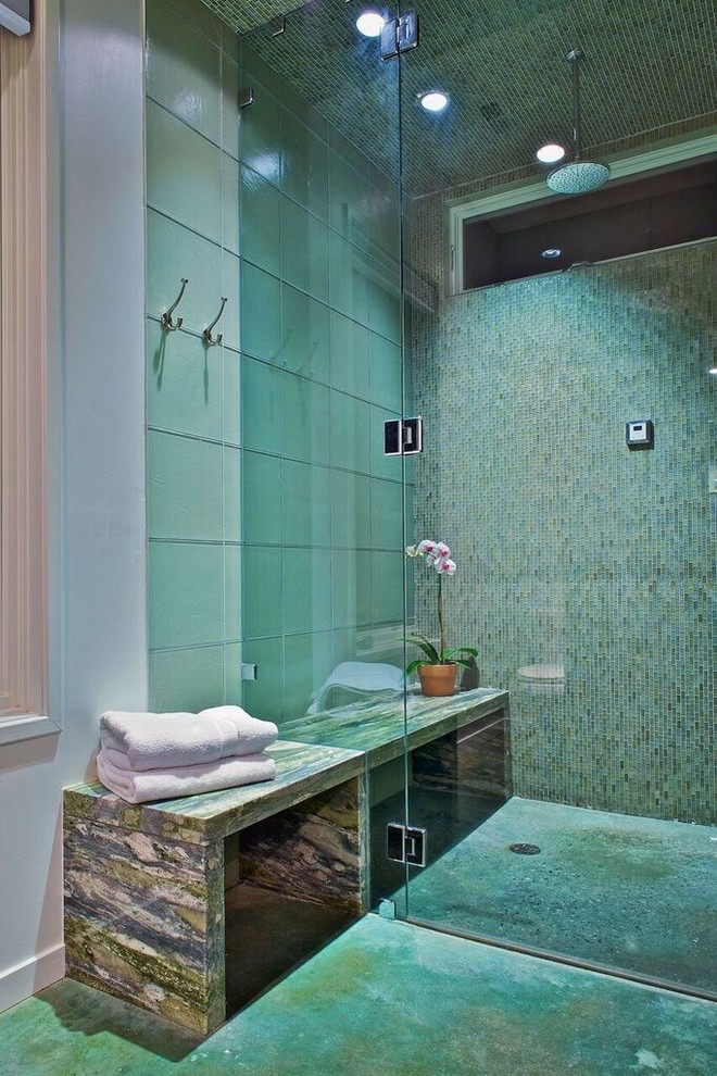 Immagine di una stanza da bagno con doccia moderna di medie dimensioni con ante lisce, ante in legno bruno, doccia alcova, WC monopezzo, pareti bianche, pavimento in cemento, lavabo a bacinella e top in quarzite