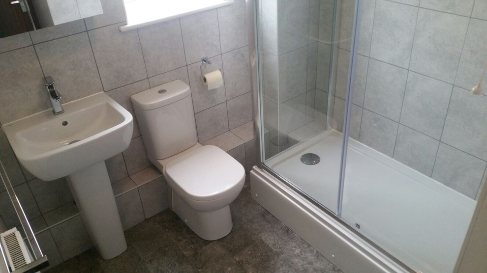 Kleines Modernes Duschbad mit bodengleicher Dusche, Wandtoilette mit Spülkasten, grauen Fliesen, Keramikfliesen, grauer Wandfarbe, Linoleum und Sockelwaschbecken in Hertfordshire