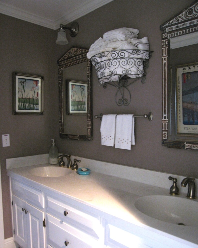 Example of an eclectic bathroom design in Tampa