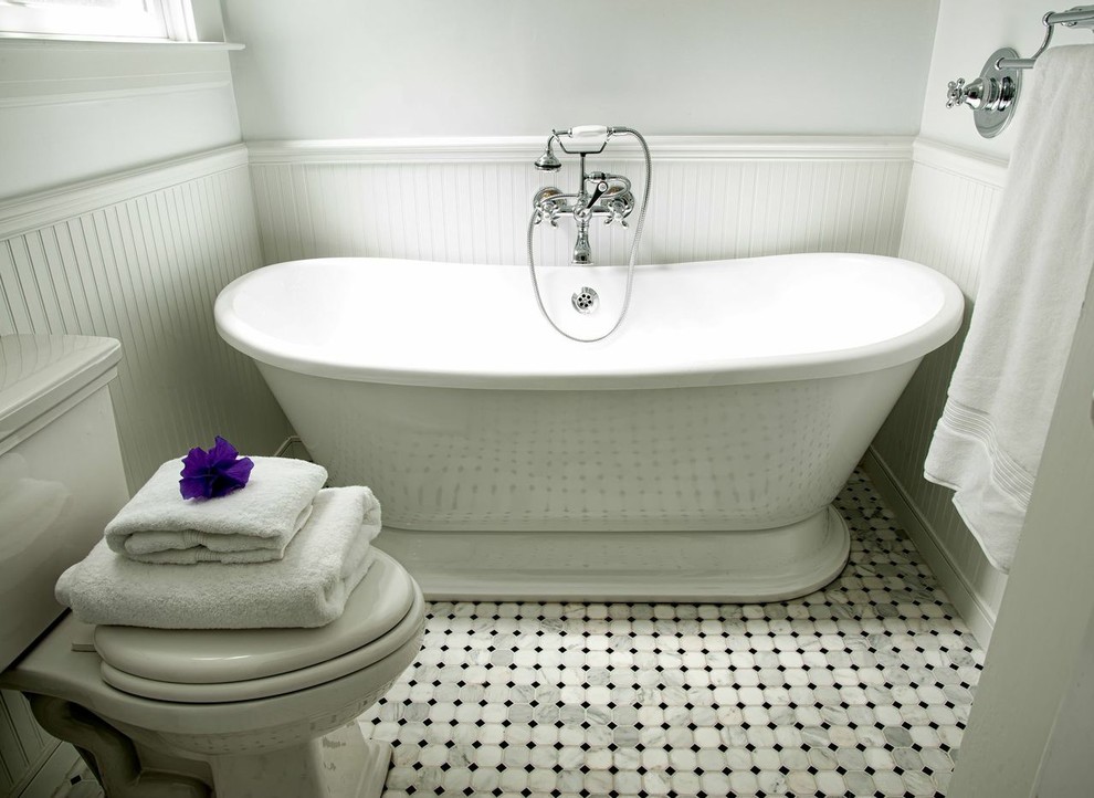 Cette photo montre une petite salle de bain chic avec un lavabo de ferme, une baignoire indépendante, un combiné douche/baignoire, WC séparés, un carrelage blanc, mosaïque, un mur blanc et un sol en carrelage de terre cuite.