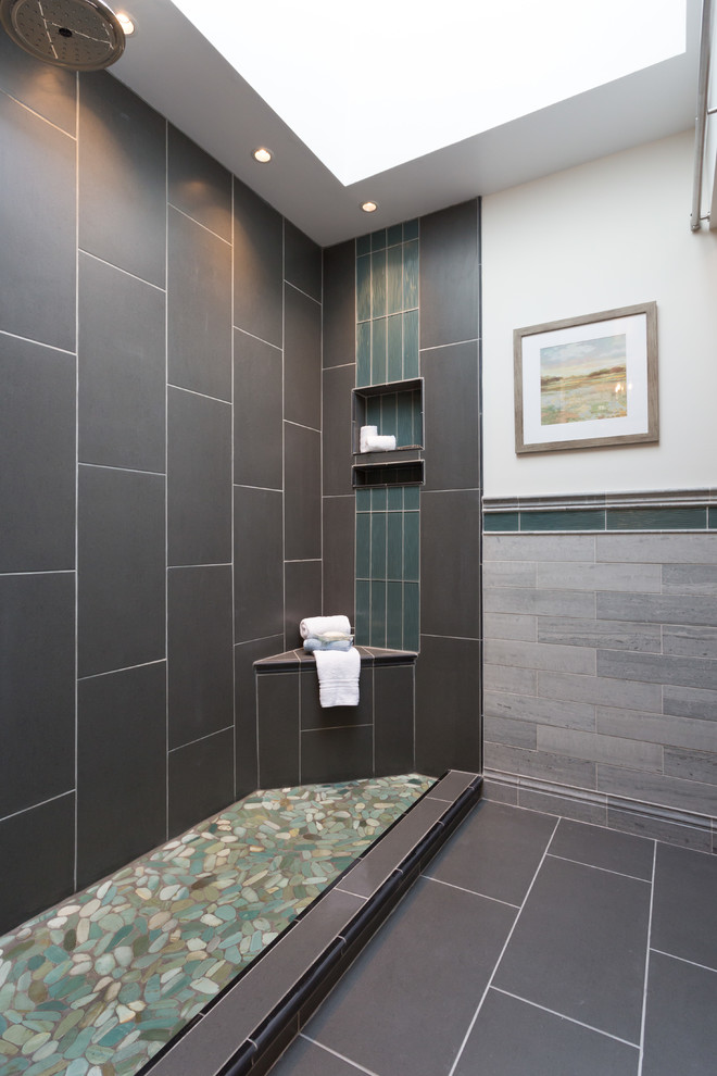 Идея дизайна: главная ванная комната среднего размера в стиле неоклассика (современная классика) с плоскими фасадами, белыми фасадами, открытым душем, унитазом-моноблоком, серой плиткой, каменной плиткой, белыми стенами, полом из керамической плитки, врезной раковиной, мраморной столешницей, черным полом и открытым душем