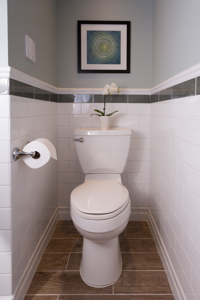 Идея дизайна: туалет среднего размера в стиле неоклассика (современная классика) с плоскими фасадами, темными деревянными фасадами, унитазом-моноблоком, белой плиткой, керамической плиткой, зелеными стенами, полом из керамической плитки, врезной раковиной, столешницей из искусственного кварца и коричневым полом
