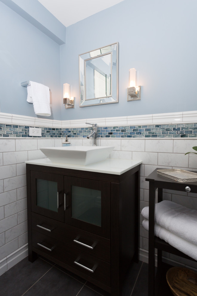 Идея дизайна: маленькая ванная комната в стиле неоклассика (современная классика) с стеклянными фасадами, темными деревянными фасадами, унитазом-моноблоком, белой плиткой, плиткой кабанчик, синими стенами, полом из керамической плитки, душевой кабиной, настольной раковиной, столешницей из искусственного кварца, душем в нише и душем с распашными дверями для на участке и в саду