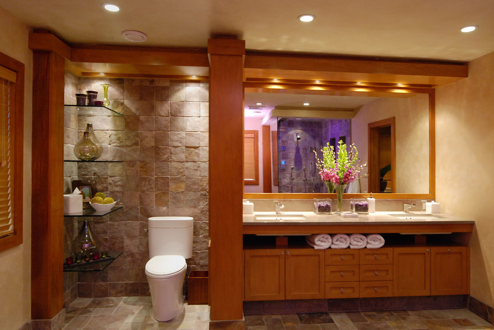 Esempio di una grande stanza da bagno padronale tradizionale con lavabo da incasso, ante con riquadro incassato, ante in legno scuro, WC monopezzo, piastrelle multicolore, piastrelle in pietra, pareti beige e pavimento con piastrelle in ceramica