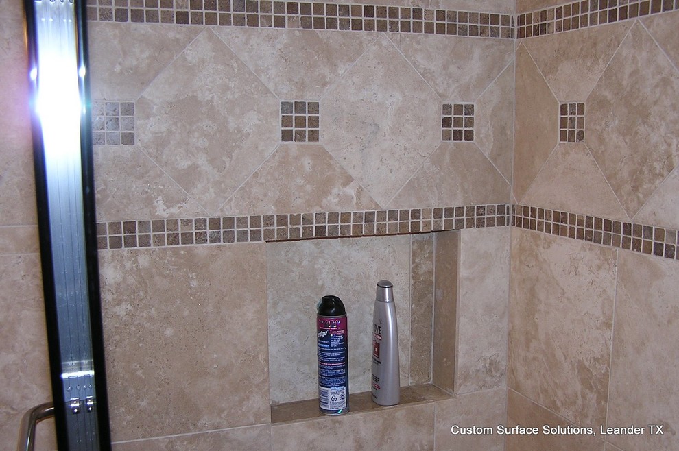 Bathroom Travertine Tile Tub Surround with Accent Tile Clásico