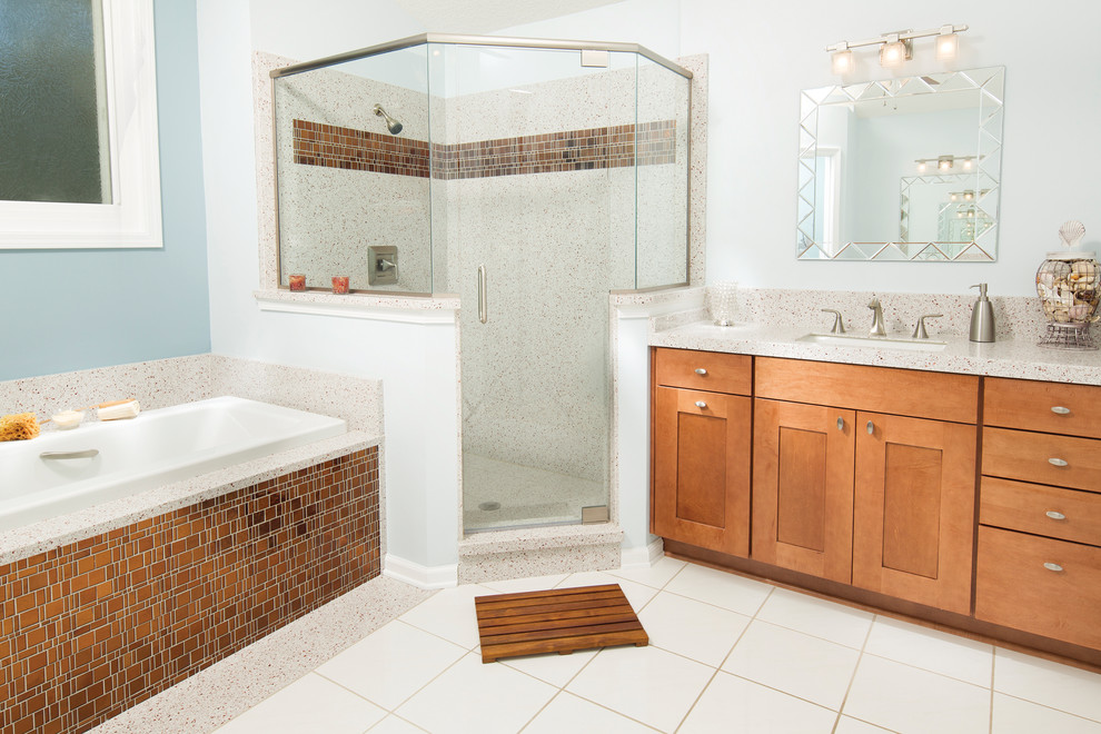 Réalisation d'une salle de bain principale tradition en bois brun de taille moyenne avec un placard à porte shaker, une baignoire posée, une douche d'angle, un carrelage marron, un carrelage orange, un mur bleu, un lavabo encastré, un sol blanc et une cabine de douche à porte battante.