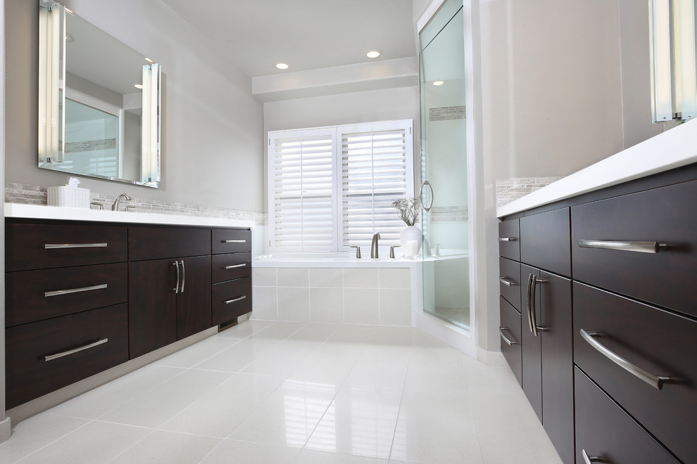 Immagine di una grande stanza da bagno tradizionale con vasca ad angolo, doccia ad angolo e porta doccia a battente